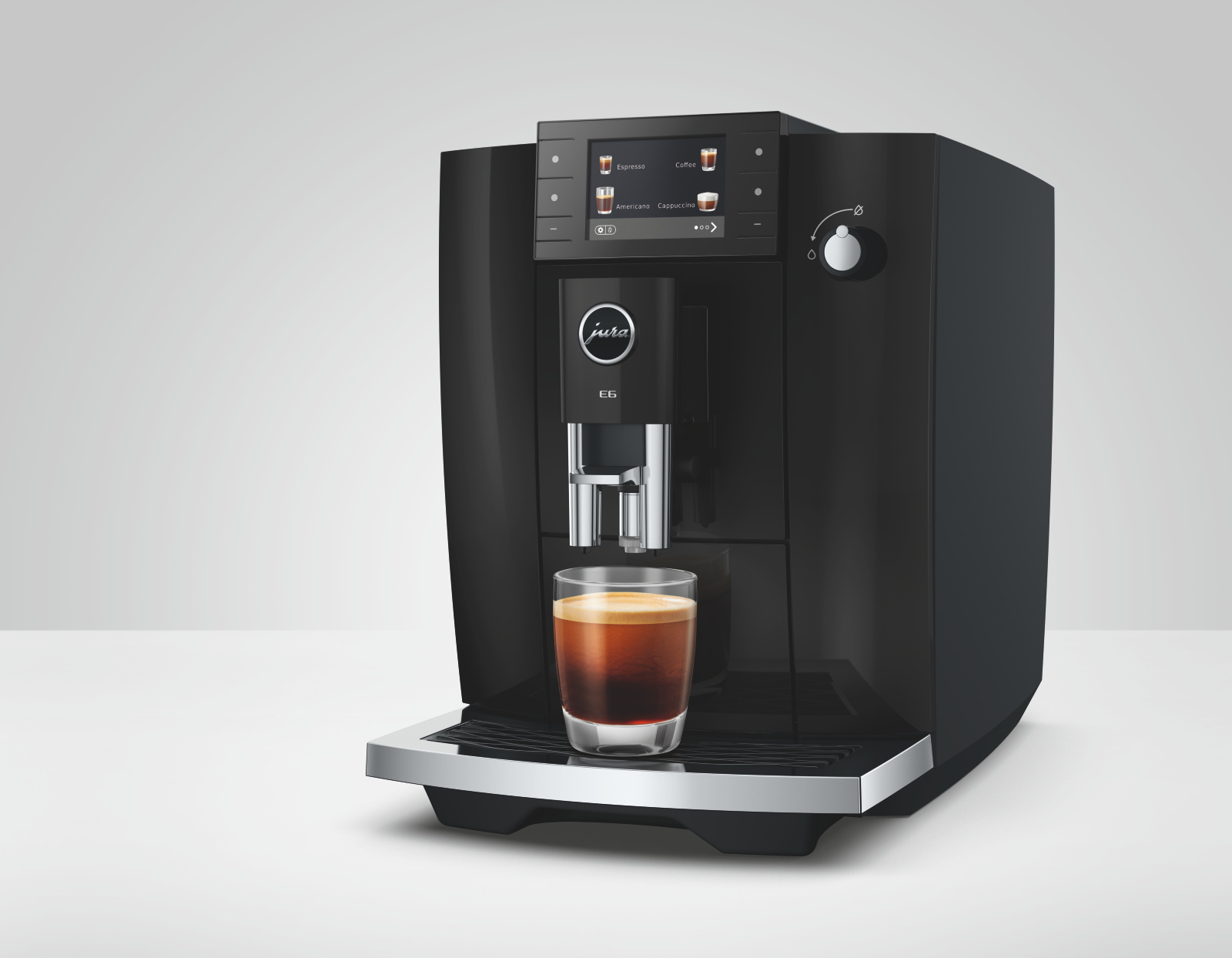 Ekspres E6 ED Piano Black z gorącą kawą czarną